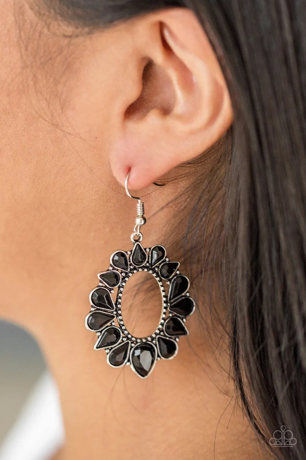 Paparazzi Fashionista Flavor Black Earrings